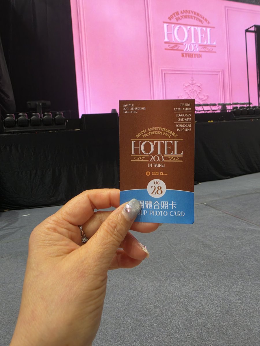 mango_pudding_'s tweet photo. キュヒョンのファンミーティング<ホテル203>台北の2日目に行ってきました。
キャンセル席を拾ったら最前列。
抽選でグループ写真に当選。
運を使い果たした感じです。
近くで見たキュヒョンは可愛かった～💕 https://t.co/A7I9Cb0dPS