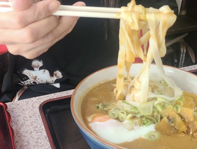 groundDEED593's tweet photo. 久しぶりに食べに行ってきました。
「麺処　吉野屋」さん❣️

ダイエットして胃がかなり小さくなったので、なかなか行けなかったんですが、「ころカレーうどん」が食べたかったので小盛りを頂きました。
小盛りでも半分ちょいでお腹いっぱい💦　
残りはITOYANに食べてもらいました。
美味しかったー😄 https://t.co/kMjcUP4V0B