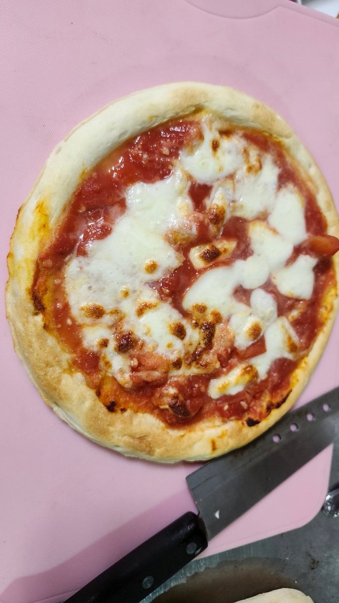 JB_jumboo's tweet photo. 業スーの冷凍生地とトマト缶でも満足度は高め
イタリア行こ https://t.co/2WpEmdlJVw