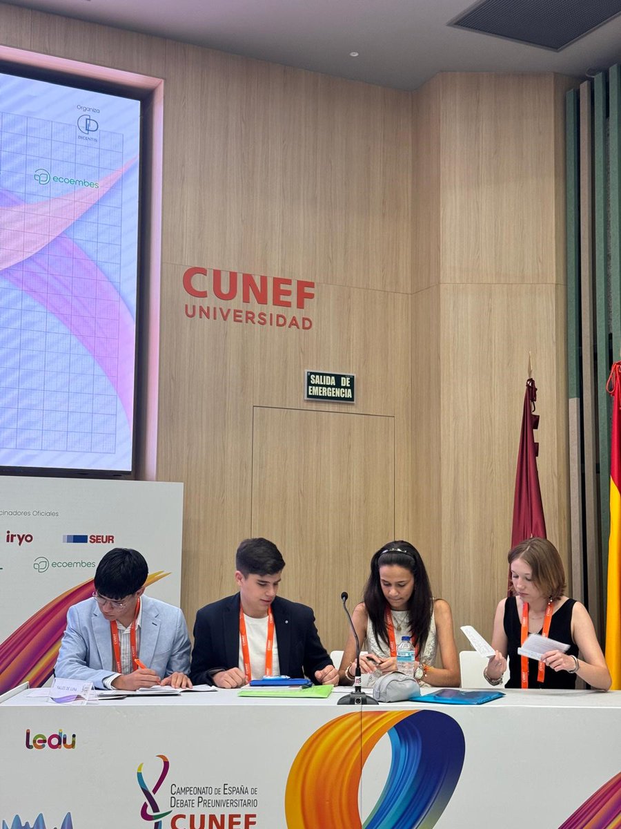 Hoy_Libro's tweet photo. Enhorabuena al IES Valles del Luna @biblioiesluna por si magnífica participación en el Campeonato de España de Debate Preuniversitario @LEDU_debate en @CUNEF ¡Una experiencia maravillosa! @educacyl #ligadebate #plandelectura https://t.co/zD1V3X8eUv