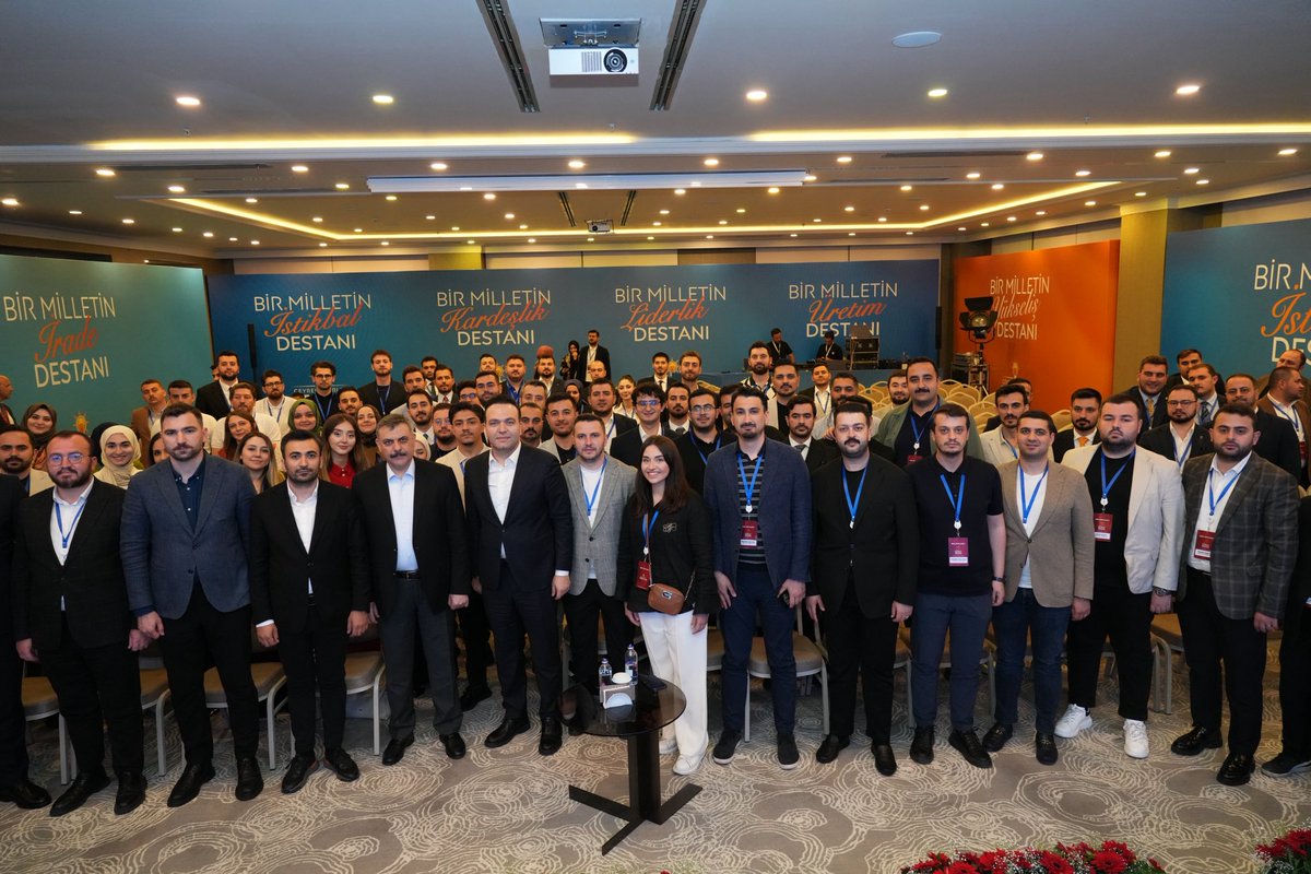 mrasitunal's tweet photo. AK Parti’mizin 33. İstişare ve Değerlendirme Toplantısı’nı tamamladık. 

Çeyrek asrı geride bırakan AK Parti milletimizden aldığı güç, ortak akla verdiği değer ve kurulduğu günden bu yana en önemli yol azıklarından biri olarak gördüğü istişare kültürüyle, geleceğin Türkiye’sini inşa etme iradesini kararlılıkla ortaya koymaya devam etmektedir.

Sapanca’da gerçekleştirdiğimiz toplantımızda yapılan değerlendirmelerin, ortaya konulan fikirlerin ve alınan kararların ülkemiz, milletimiz ve geleceğimiz adına hayırlara vesile olmasını temenni ediyorum.

#ÇeyrekAsırlıkDestan