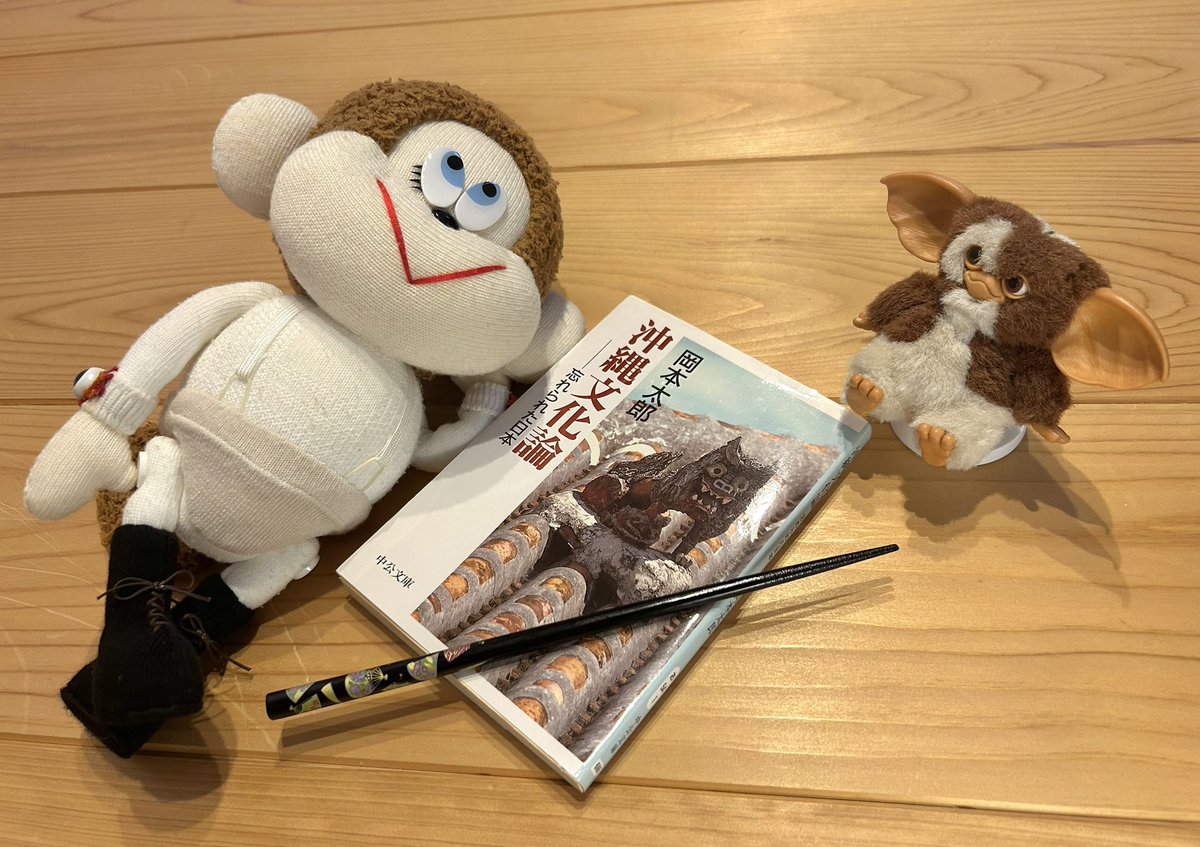 bigfish_TOYS's tweet photo. みんな今日も1日お疲れさま♪

誰でも1つや2つは変わった癖があると思うんだ！

一見奇妙なんだけど、よくよく見たり聞いたりすると本人なりに理に適っていて面白いんだよね☆
だからオイラ人のお話を聞くのが大好きさ‼️

かく言うオイラも「変わってるね」って言われる癖がいくつかあるよ♪
例えば、オイラ本を読む時は必ずお箸を使うんだ🥢📖

お箸って文字を追う時の指し棒にちょうど良いんだよ🤭

#ぬいぐるみ #kawaii #読書