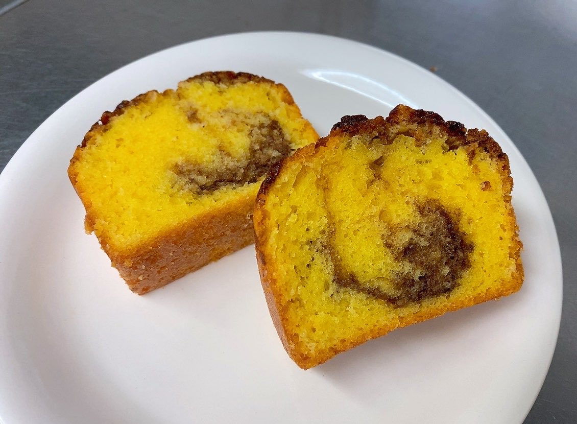 uSydI7's tweet photo. マーブルパウンドケーキです🍫チョコソースでマーブルにしたのでまぁこんな感じかな 5本焼きました 端っこがサクッとして美味しいんです😊パウンドケーキはカットすると洋菓子感が上がる✨楽しい時間 甘いお菓子とコーヒーでリフレッシュです #パウンドケーキ #マーブルチョコ #ケーキ #手作り https://t.co/KUeY3QVNja