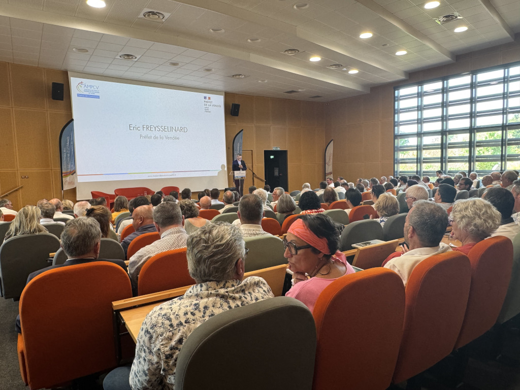 PrefetVendee's tweet photo. Assemblée générale de l'association des maires et présidents de communautés de #Vendée le 26 juin 2026 en présence d'Eric Freysselinard @PrefetVendee, Guy Plissonneau, président AMPCV, Alain Leboeuf, président du Conseil départemental @DepVendee, Lydie Bernard, vice-présidente du Conseil régional @paysdelaloire, des parlementaires et de l'ensemble des services de l’État dans le département.

Canicule, prévention des incendies, protection des personnes les plus vulnérables, préservation de la ressource en eau, soutien à l'agriculture, adaptation à la baisse démographique, accès au logement et aux soins...
autant d’enjeux majeurs pour l’avenir de nos territoires évoqués par le Préfet.

"L’État, et son représentant dans le département, ont une consigne claire : être à vos côtés. Vous êtes la République sur l’ensemble du territoire vendéen, nos premiers interlocuteurs et nos partenaires. En Vendée, l’esprit est positif : nous allons de l’avant.

Je vous réaffirme mon engagement et celui des services de l’#État dans l'accompagnement des collectivités locales dans leurs projets au bénéfice de nos concitoyens, de nos entreprises et de l’attractivité de nos territoires."
 @PrefetVendee

#MaisondesCommunes #AMPCV
