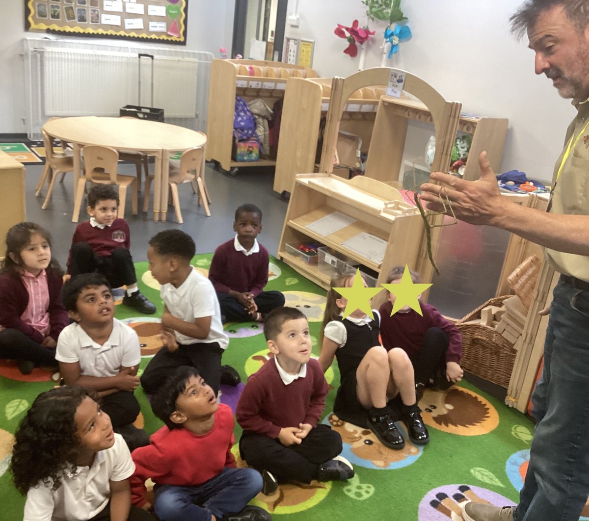LittleParndon1's tweet photo. EYFS and Year 2 were lucky enough to have a visit from BugFest last Friday. We got to see lots of creepy crawlies including giant snails, tarantulas, stick insects, cockroaches, millipedes, centipedes and beetles. https://t.co/bcbxnSNZHr