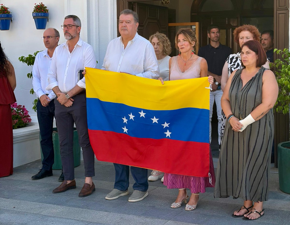 AytoMijas's tweet photo. #Solidaridad El @AytoMijas ha guardado hoy un minuto de silencio en señal de luto por las víctimas de los terremotos de Venezuela 🇻🇪. La alcaldesa, @anacarmenmata, ha trasladado la solidaridad del municipio al pueblo venezolano y en especial a los 600 empadronados en Mijas. https://t.co/ufbKCY3Z5w