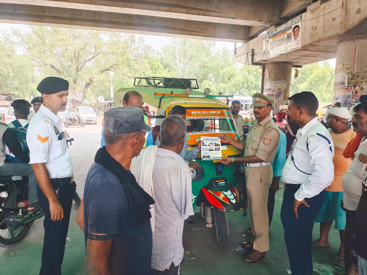 ChakeriAll61b's tweet photo. 🚦 सैनी चौराहे पर सड़क सुरक्षा जागरूकता अभियान
29/06/2026 को NHAI PIU कानपुर के निर्देशानुसार TSHPL द्वारा सैकड़ों वाहन चालकों को यातायात नियमों, हेलमेट, सीट बेल्ट एवं गलत दिशा में वाहन चलाने के खतरों के प्रति जागरूक किया गया।🚗⛑️#RoadSafety #NHAI @NHAIROLucknow https://t.co/xVgixeE8qF