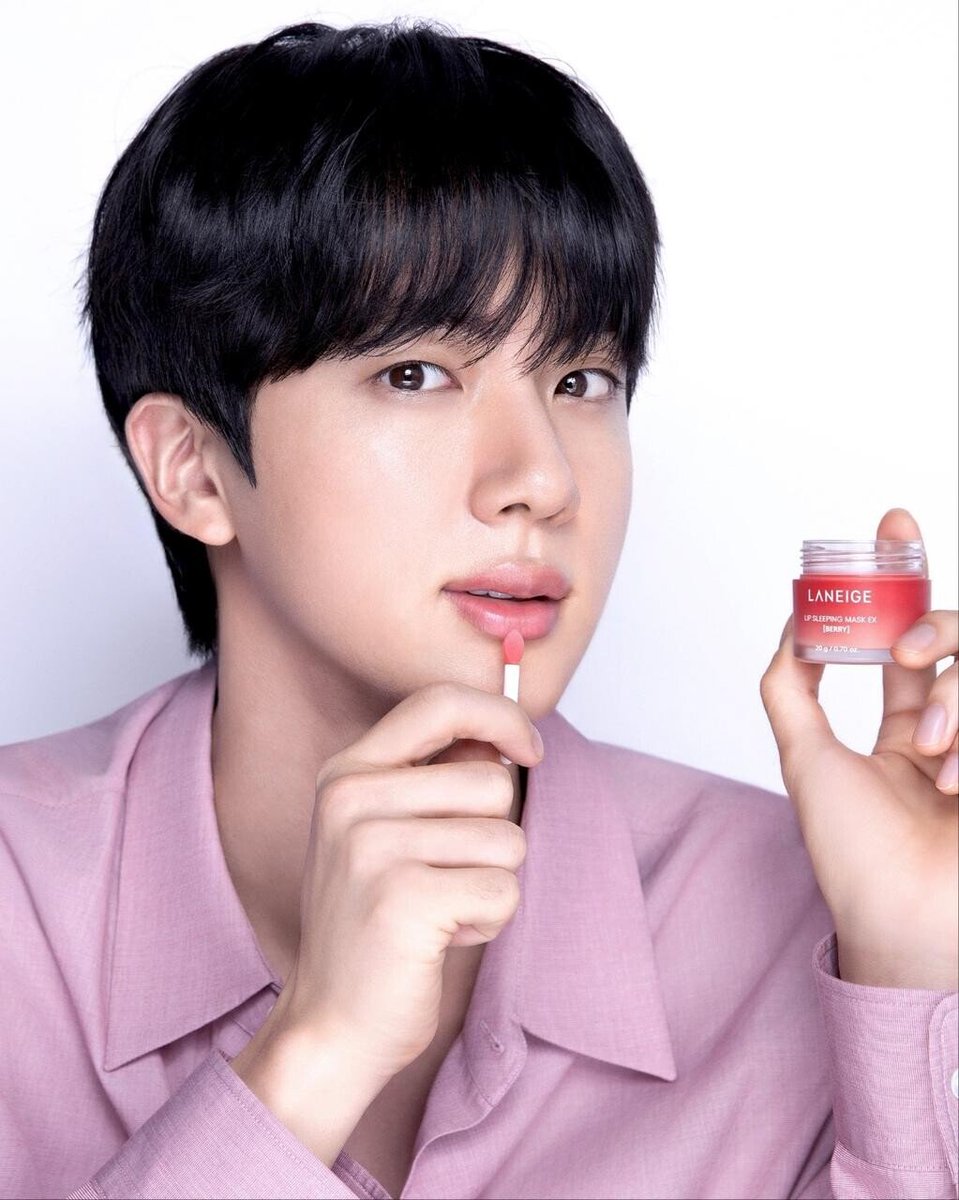 nightstar1201's tweet photo. Three LANEIGE products made it into the Top 100 Beauty rankings on Amazon US during Amazon Prime Day. As a result, Amorepacific's stock surged 15%!! Jin effect!!!!!🤯
[EBN News] 260629 Stock Spotlight Amorepacific Jumps 15% as K Beauty Booms During Amazon US Prime Day
Amorepacific surged sharply during trading on growing expectations for strong K Beauty sales during Amazon US Prime Day and improved second quarter earnings.
According to the Korea Exchange, as of 1:40 p.m. on the 29th, Amorepacific was trading at 111,900 Won, up 14,900 Won (15.36%) from the previous trading day.
The stock's rise is attributed to the strong performance of K Beauty brands during Amazon US Prime Day, which has fueled optimism about the company's global growth.
During the recent Amazon Prime Day event, Amorepacific placed a total of five products in the Amazon US Beauty Top 100: three LANEIGE products, one COSRX product, and one Illiyoon product. On the US Sephora channel, Sulwhasoo continues to achieve double digit growth, while the effects of Innisfree's brand renewal are also becoming increasingly evident.
Kwon Woo Jung, an analyst at Kyobo Securities, said, "K Beauty brands performed strongly across Amazon Prime Day events in major global markets last week. As of the 26th, K Beauty accounted for 29% of the Top 100 products in the Beauty & Personal Care category and 38% of the Top 100 in Skincare on Amazon US."
As a result, the financial community is also paying close attention to the possibility of improved second quarter earnings for Amorepacific.
Hana Securities estimates that Amorepacific's consolidated second quarter revenue will reach 1.1091 trillion Won, up 10% year over year, while operating profit is expected to increase 46% to 107.3 billion Won. The firm also maintained its Buy rating and a target price of 150,000 Won.
Domestically, the company continues to benefit from a recovery in department store sales and strong e commerce growth. Overseas, its businesses in North America and the Europe, Middle East, and Africa (EMEA) region are expected to maintain strong growth.
#JIN #방탄소년단진  @BTS_twt @Laneige_kr #JinxLaneige #라네즈