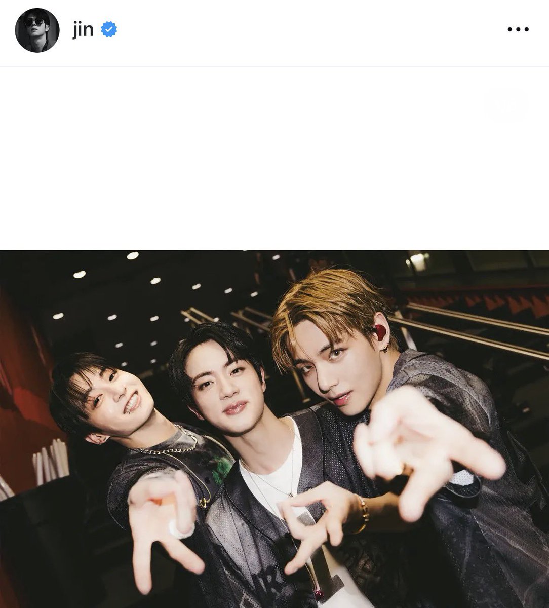 _acotae_'s tweet photo. このビジュアル×3でのギャルピが美しすぎてガチでAI疑ったのに本人だった😇
グクが可愛すぎるんだが🥹？？ https://t.co/IXYoZHwyIU
