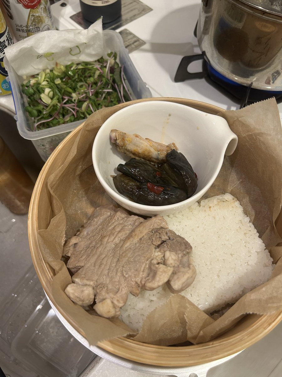 kasukasux's tweet photo. 今週の晩ご飯！
茄子の煮浸し、豚��ースの角煮を蒸籠蒸しで温めて食べる！薬味と…薬味がうまい！
#オヤジ飯 #蒸籠蒸し #薬味好き https://t.co/2376Q2kOw0