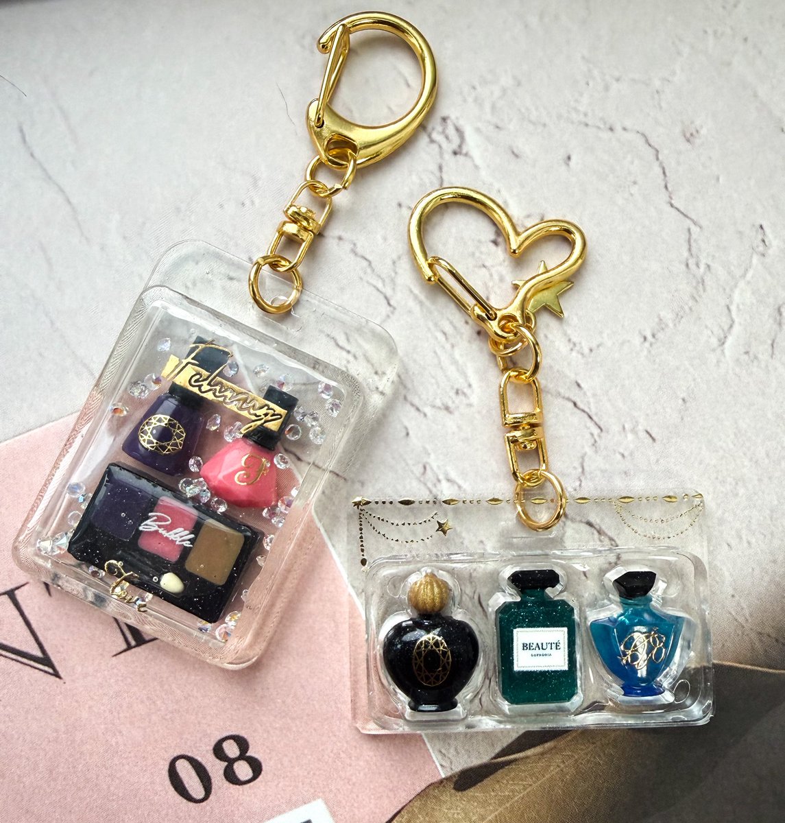 Shop12Hitomi's tweet photo. 小さな小さなアイシャドウパレットと香水瓶を作成しました🙌
販売予定は未定です🙏キラキラ✨シェイカーにもなっています(*´﹀`*)✨ https://t.co/H7OiWS2S2M