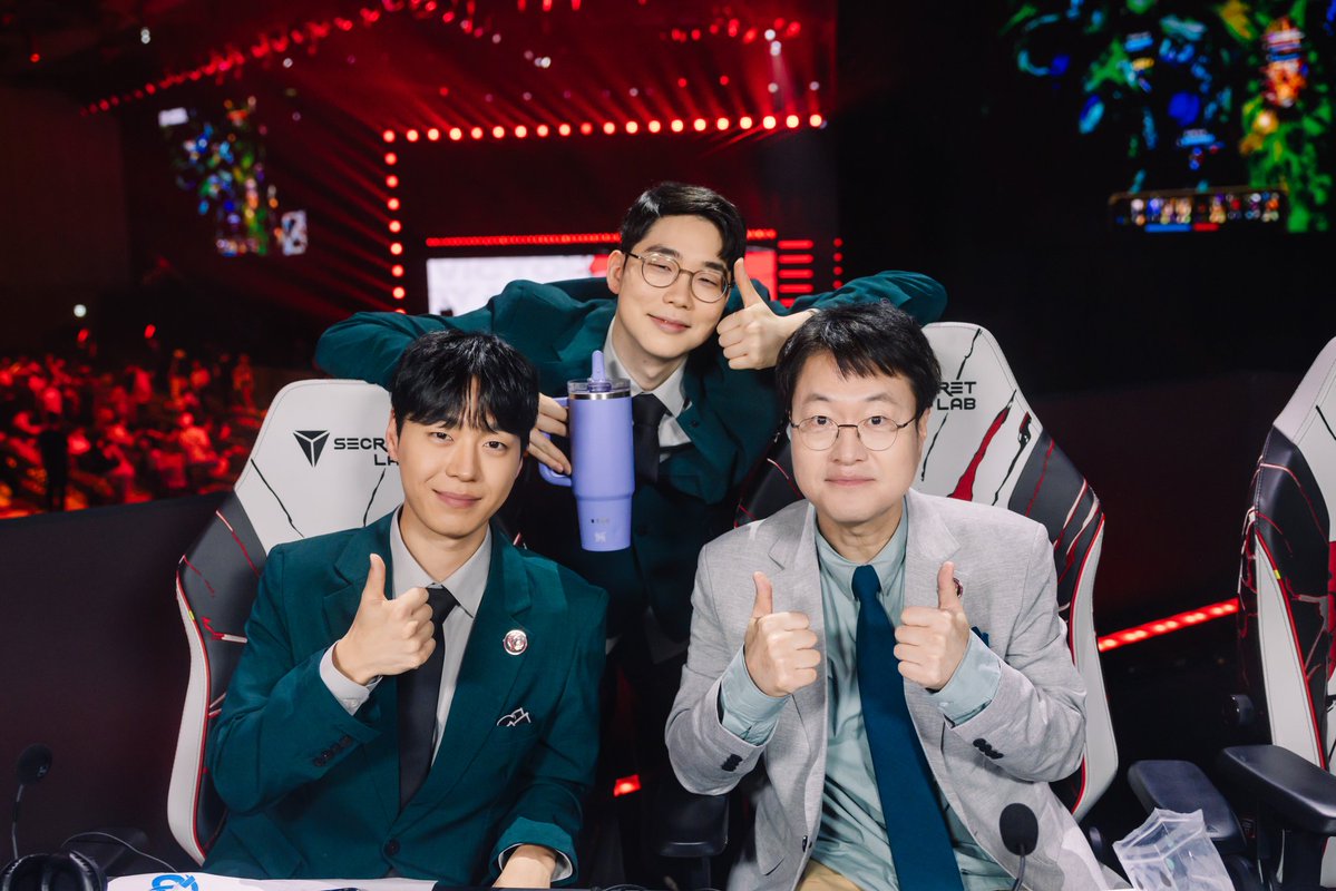 svbullet_'s tweet photo. 오늘의 MSI 중계진 사진 ❤️

저번에 퍼탠드 때 꼬북단이 드랍한 텀블러 잘 쓰고 있었짜나 !!! ㅋㅋㅋㅋ https://t.co/8MLIpW4tB9