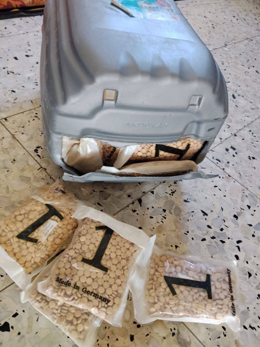 warfareanalysis's tweet photo. ⚡️ Gaza’s Interior Ministry:

Police in Al-Qarara, Khan Younis, foiled an attempt to smuggle 48,000 narcotic pills brought in through gangs collaborating with the Israeli occupation army and arrested one suspect.

The pills were found hidden inside a water jerrycan after police tracked the suspect’s movements in the Hamad area.