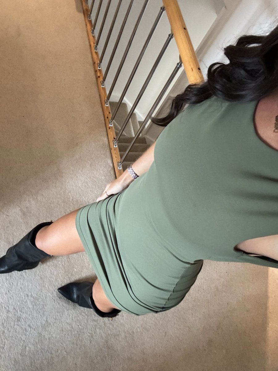 ServeSelene1's tweet photo. Retweet if you wish you were kneeling at my boots https://t.co/stkE8MVGzC