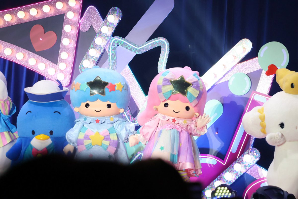 lala_aa_'s tweet photo. 配信後の集合写真📸
こぎみゅんが少し離れたところにいたから「こっちおいで〜！」ってしてるララちゃん🥹気配りお姉さん🥹やさしい🥹💞 https://t.co/DXwHyXMihJ