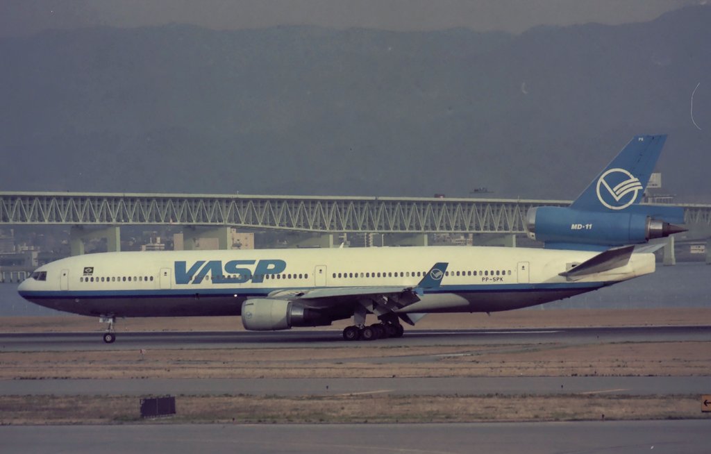 MARCH_D7500's tweet photo. #3発機からしか得られない栄養素
昔の関西空港にて
VASP MD-11 PP-SPK
こちらも福岡から関西空港に遠征しないと見れませんでしたが、ブラジルの航空会社で長距離国際線で活躍するMD-11型機の姿が好きでした。 https://t.co/hGcyWmquLS