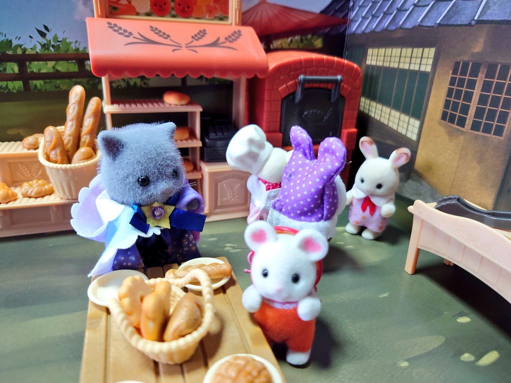 mappo1052's tweet photo. 「さて、焼くのに少しお時間がかかりますね……」

「よいしょ、よいしょ……」

#今日のシルバニア農業
#シル活　　
#シルバニア https://t.co/5noS87MBFB