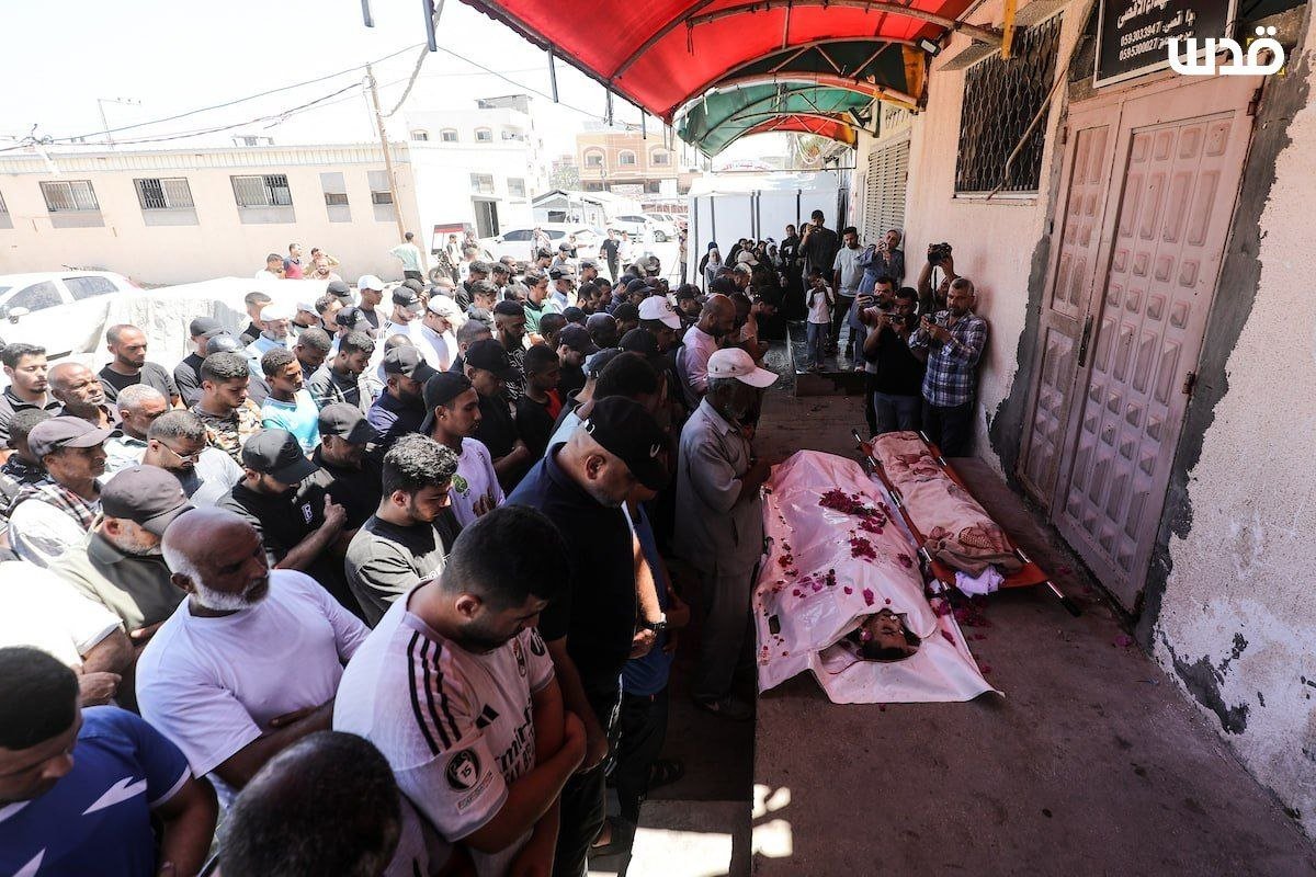 QudsNen's tweet photo. Sorrowful scenes from the mortuary of Al-Aqsa Martyrs Hospital in central Gaza after three Palestinians, including a child, were killed this morning in a deadly Israeli airstrike on Deir Al-Balah. https://t.co/3iQBQ7VNVk