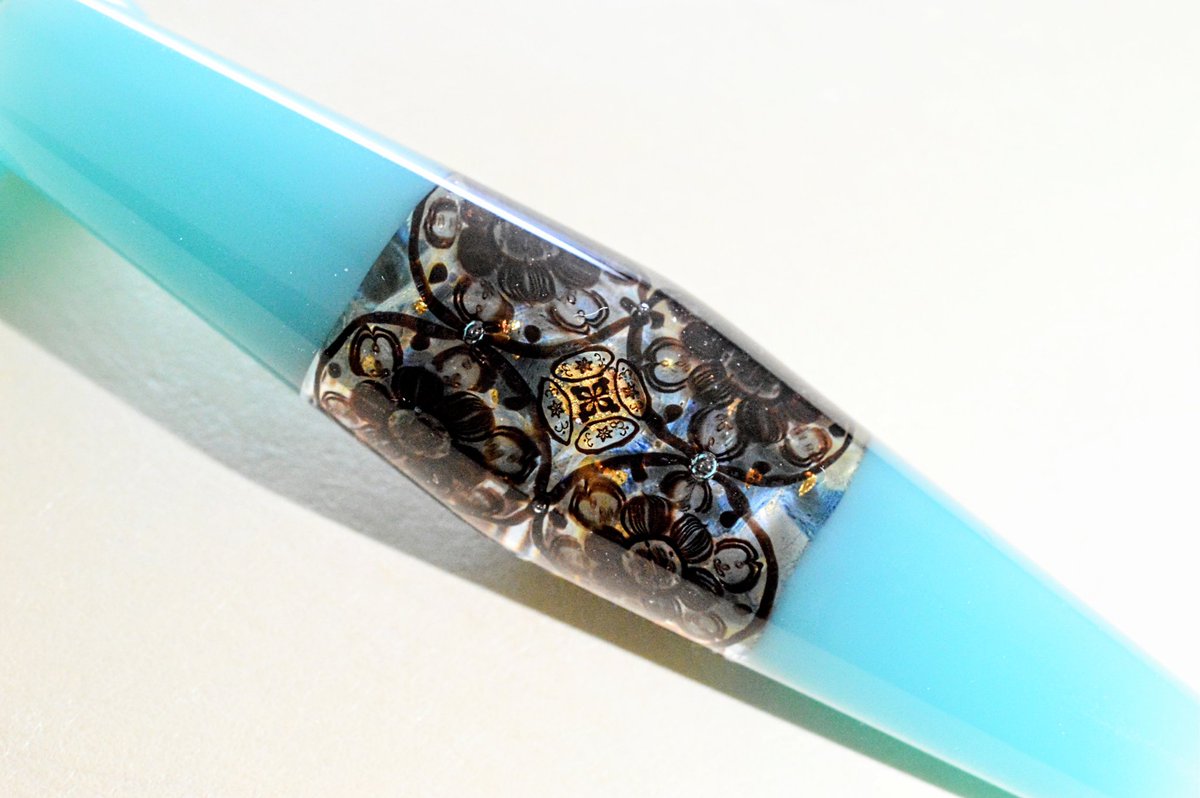 gabisan_glass's tweet photo. ⁡個展用に凝ったガラスペンを作りました。
ムリーニという金太郎飴のようなパーツを作ってカットして薄く薄く0.5mm程まで削り、並べて貼り付けています。制作工程がとても多い作品です。
7/4〜7/11是非会場にてご覧ください。⁡ https://t.co/JbgLtVb5hp