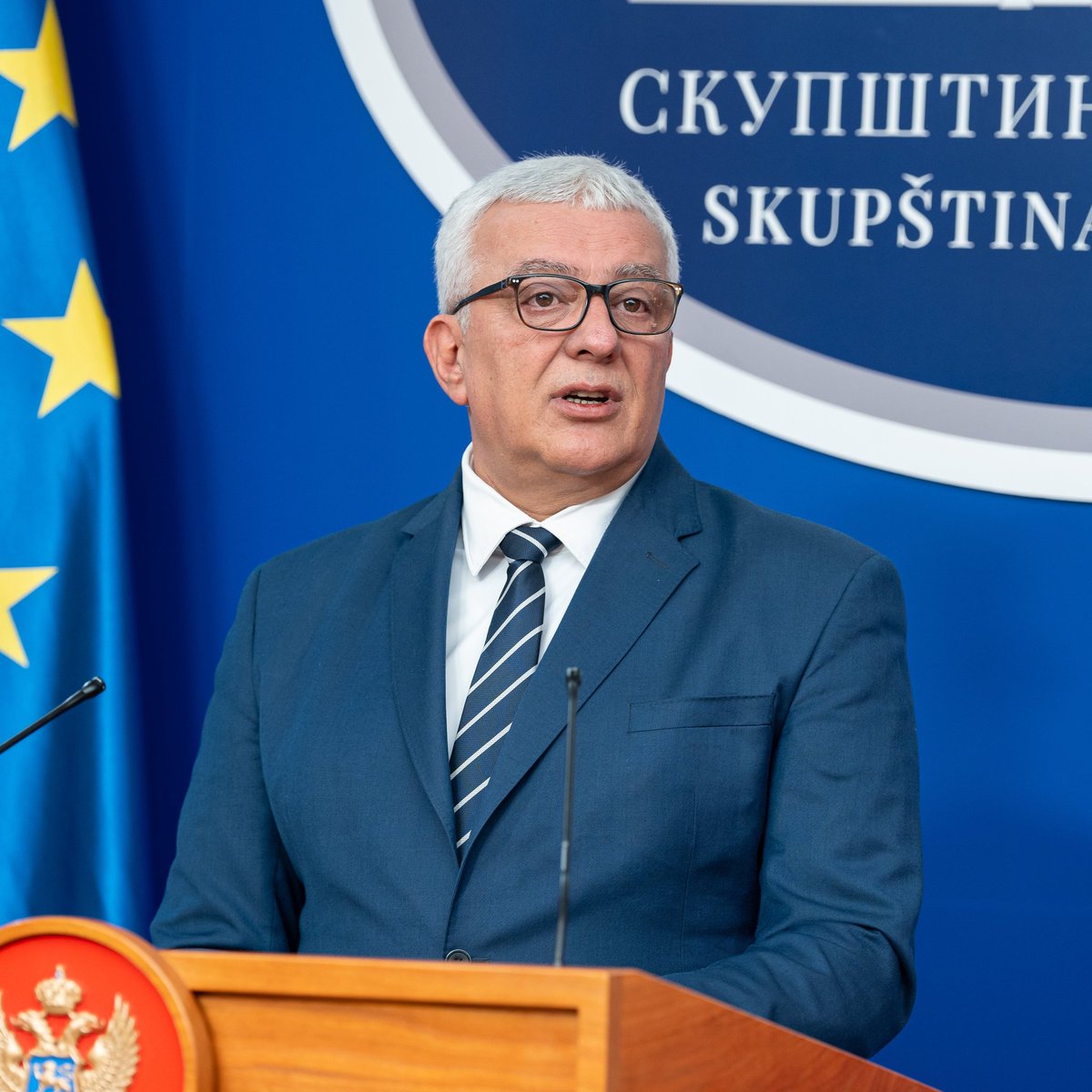 AndrijaMandicDF's tweet photo. Црна Гора се налази у завршној фази затварања преговарачких поглавља са Европском унијом и не смијемо допустити да се циљ који снажно подржава више од 80% грађана изгуби у магли дневнополитичких калкулација.

Управо зато што не желим да дозволим да се преговори о подршци уставним измјенама, које је предложила Влада Црне Горе, воде у недоглед и да на тај начин дођемо у ситуацију да не испоштујемо рокове које је прецизно поставила Европска комисија, саопштавам да ће се расправа на пленуму о неопходним уставним измјенама одржати у четвртак и петак.

Такође желим да обавијестим јавност да ћемо у сриједу, на Колегијуму предсједника Скупштине, покушати да дефинишемо термин првог од три гласања о измјени Устава, односно гласања о Предлогу за промјену Устава.

То прво гласање показаће ко је од политичких странака истински за то да Црна Гора буде земља срећних, слободних и богатих људи и прва наредна чланица Европске уније, а ко није.

Важно је да се сви јасно легитимишемо, не само према домаћој јавности, него и према Европској унији.