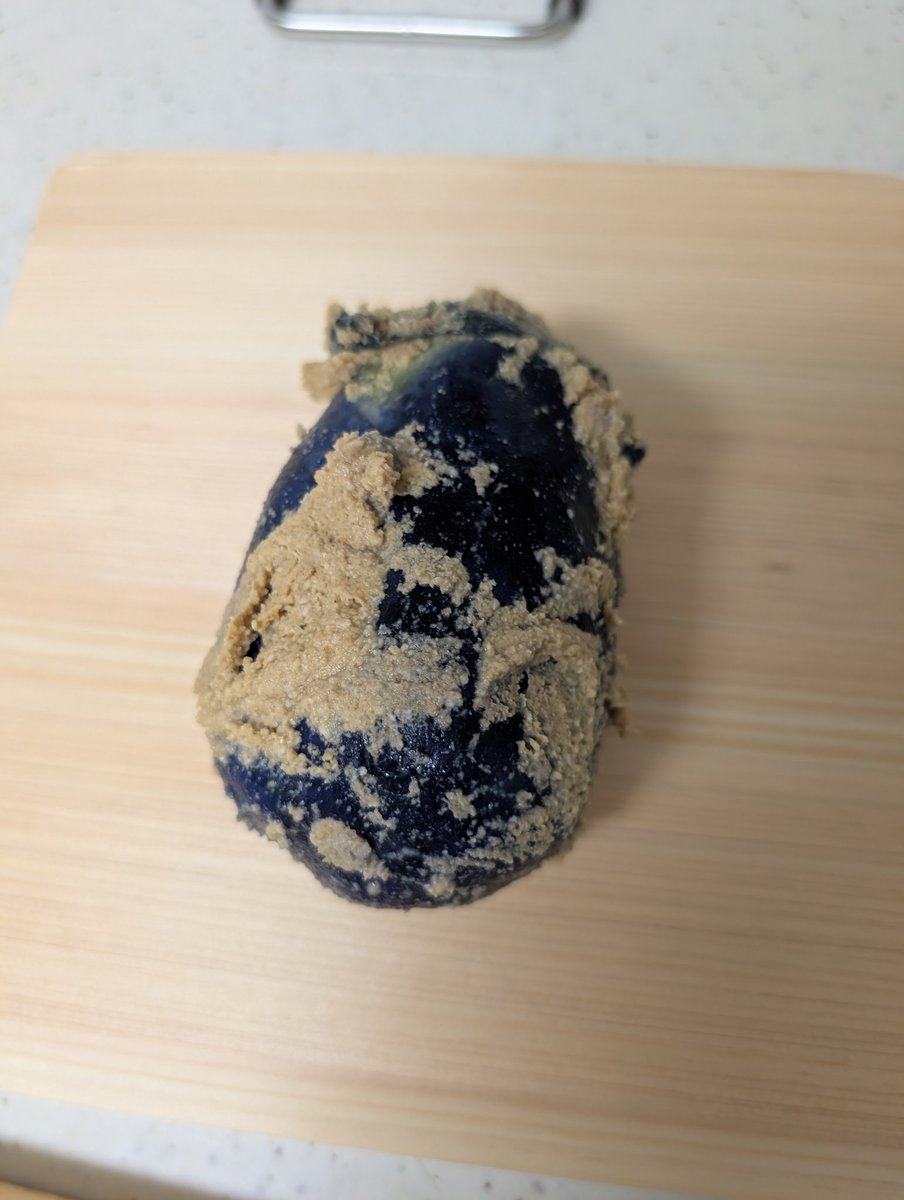 mintyyi's tweet photo. 堺の水なす。ぬか漬けが好き。ヘタのほうに切れ目を入れたら気持ちよく手で裂ける。この季節のごちそう。 https://t.co/I3MFGQVA2k
