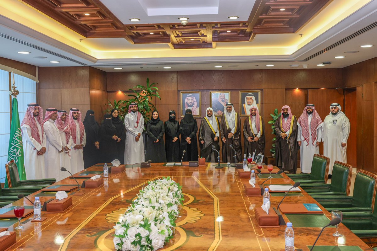 Saudi_Moia's tweet photo. دشّن معالي وزير الشؤون الإسلامية والدعوة والإرشاد الشيخ الدكتور عبداللطيف بن عبدالعزيز آل الشيخ، اليوم الاثنين 14 محرم 1448هـ، بمكتبه في ديوان الوزارة بمدينة الرياض، استراتيجية معهد الأئمة والخطباء بالشراكة مع جامعة الأميرة ��ورة بنت عبدالرحمن بقيمة 43 مليون ريال و التي تستهدف في المرحلة الأولى أكثر من 15 ألف إمام وخطيب، من خلال البرنامج الوطني لتعزيز قيم الوسطية والتسامح أحد مبادرات رؤية المملكة 2030.
#الشؤون_الإسلامية 

التفاصيل: 
https://t.co/jIc71YTmRN