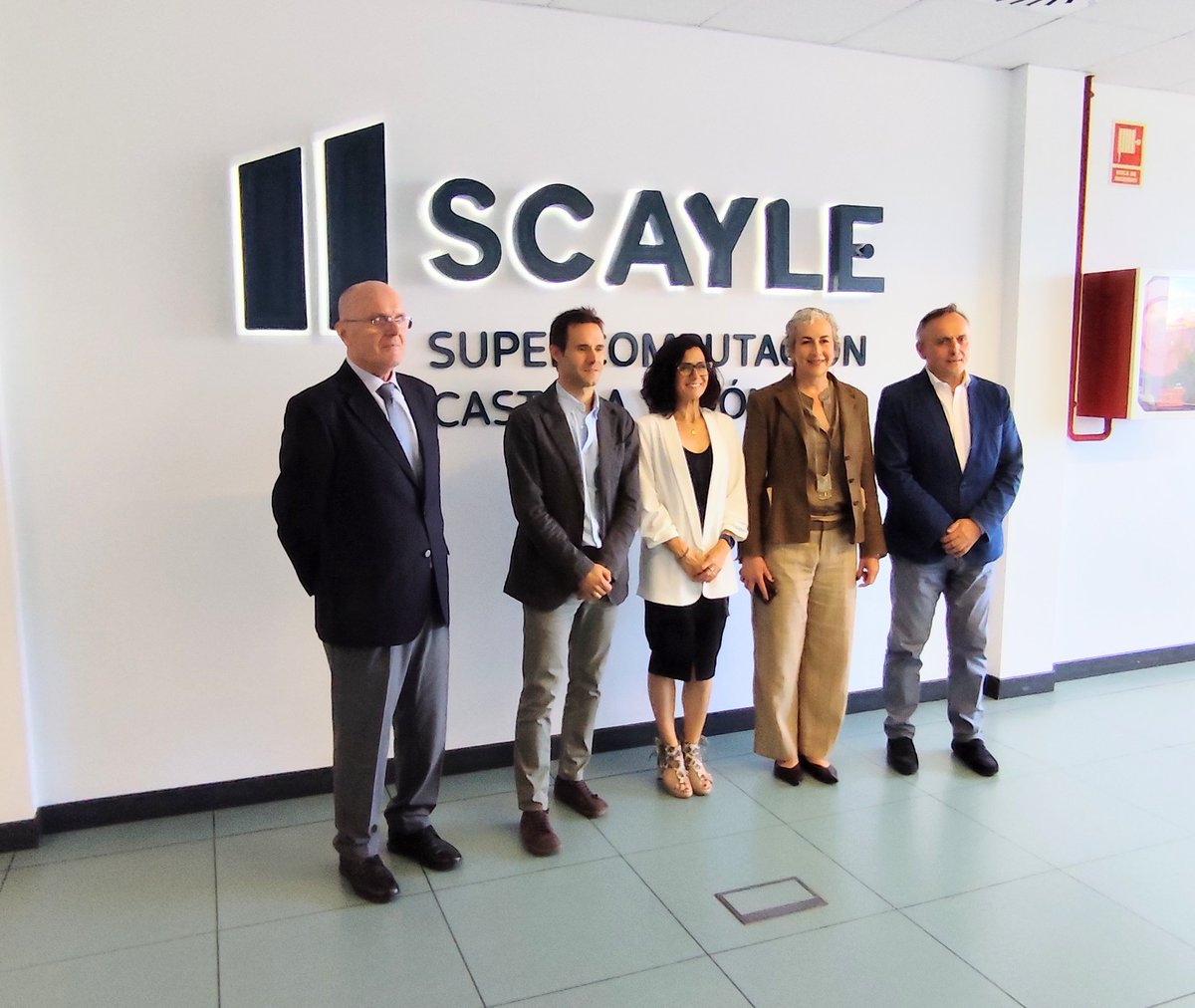 _SCAYLE's tweet photo. 📍 Recibimos a la Consejera de Movilidad, #TransformaciónDigital e IA, Cristina Sanchidrián Blázquez, con quien hemos compartido los avances de #SCAYLE y el impacto de la #supercomputación en la #innovación y el desarrollo de nuestra región. 🚀💻

#SCAYLE  #CyL #Tecnología  #HPC https://t.co/zjSljbDr7g