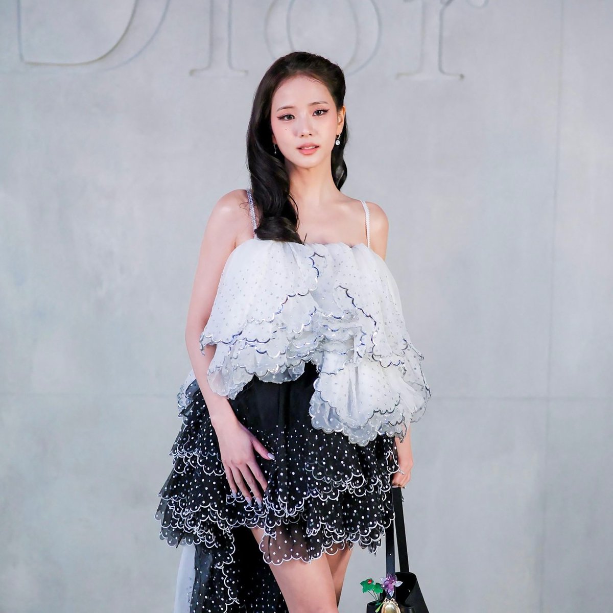 TheePopCore's tweet photo. JISOO is reportedly attending the DIOR Fall/Winter 2026 Haute Couture Show in Paris on July 6. https://t.co/1iR6tNcMNy