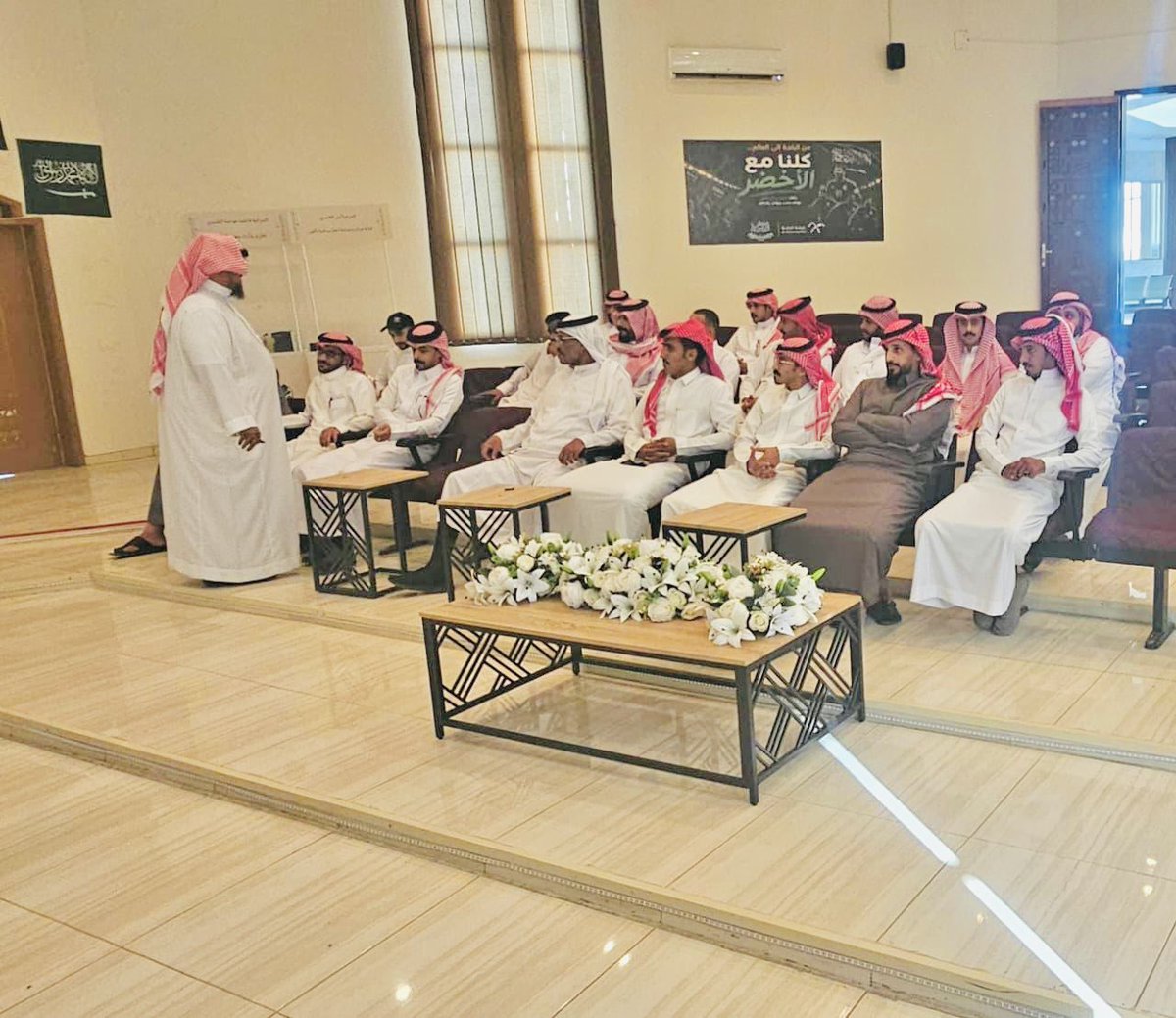 BahaChamber's tweet photo. شهد مسرح غرفة الباحة ببلجرشي إقامة دورة تأهيل المقبلين على الزواج للرجال، التي نظمتها جمعية زواج الخيرية ورعاية الأسرة بالباحة (فرح) ضمن مبادرة هارون، وبالتعاون مع #غرفة_الباحة، وسط حضورٍ من المشاركين.
وتناولت الدورة عددًا من المحاور المهمة شملت الجوانب النفسية والصحية والشرعية والاقتصادية والاجتماعية، وقدمها كلٌ من د. سعيد عبدالخالق بنه، ود. سفر الحلي الغامدي، بهدف تأهيل الشباب المقبلين على الزواج وتعزيز استقرار الأسرة.