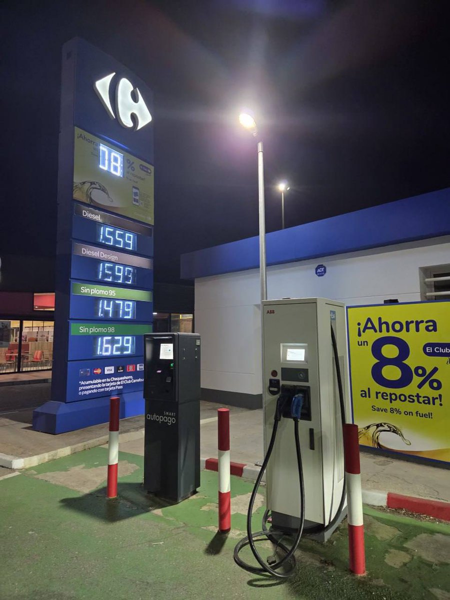 El_Asuntoso's tweet photo. Oye @CarrefourES quizás va siendo hora de añadir los precios del kWh para 🚗 eléctricos o instalarle un cartel al tótem de pago de ⚡️q permita conocer las tarifas con igual comodidad. @AsociacionAUVE @javiercostas  @testcoches @JCTaxiElectrico @TodosElectricos @electricfelix https://t.co/NQngtCUjKP
