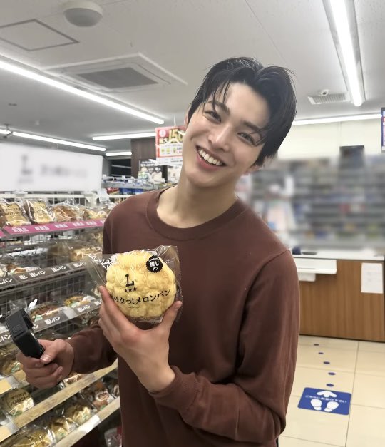 jjuhoouism's tweet photo. SUMPAH😭 KOK BISA YA😭 KE MINI MARKET DOANG SE GANTENG INI😭 https://t.co/BRelPFIxmW