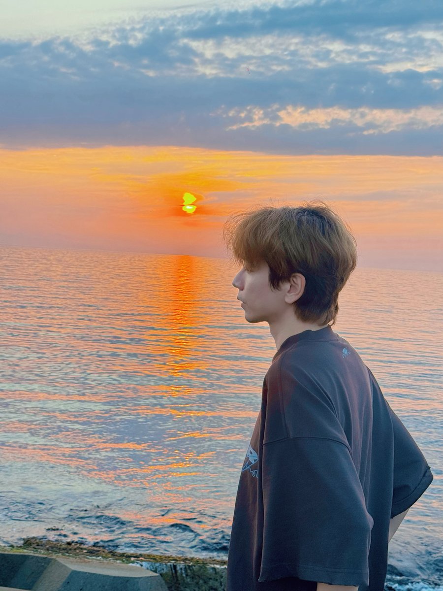 ljs7914's tweet photo. Caught the golden hour train to the coastal town—salt air in my hair, sunset painting the waves. Perfect little solo getaway. https://t.co/OmWXFEnznY