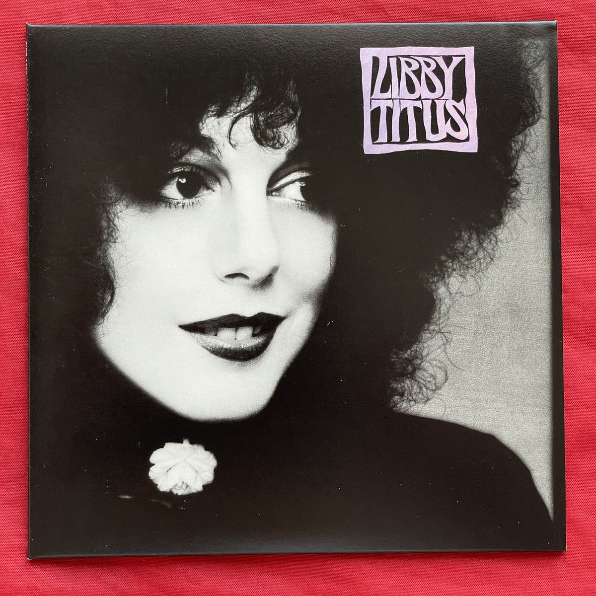 jackeguyman's tweet photo. Libby Titus(1977)
Art/89p
Sounds/86p
ジャケ裏のリビーちゃんが可愛いすぎる
表もそうなんだけどねっとりした色気がほとばしっとる
百戦錬磨のミュージシャン達が夢中になるのもわかる？
そもそもリビータイタスって名前も可愛いすぎるわね https://t.co/dLtSfjwOO6