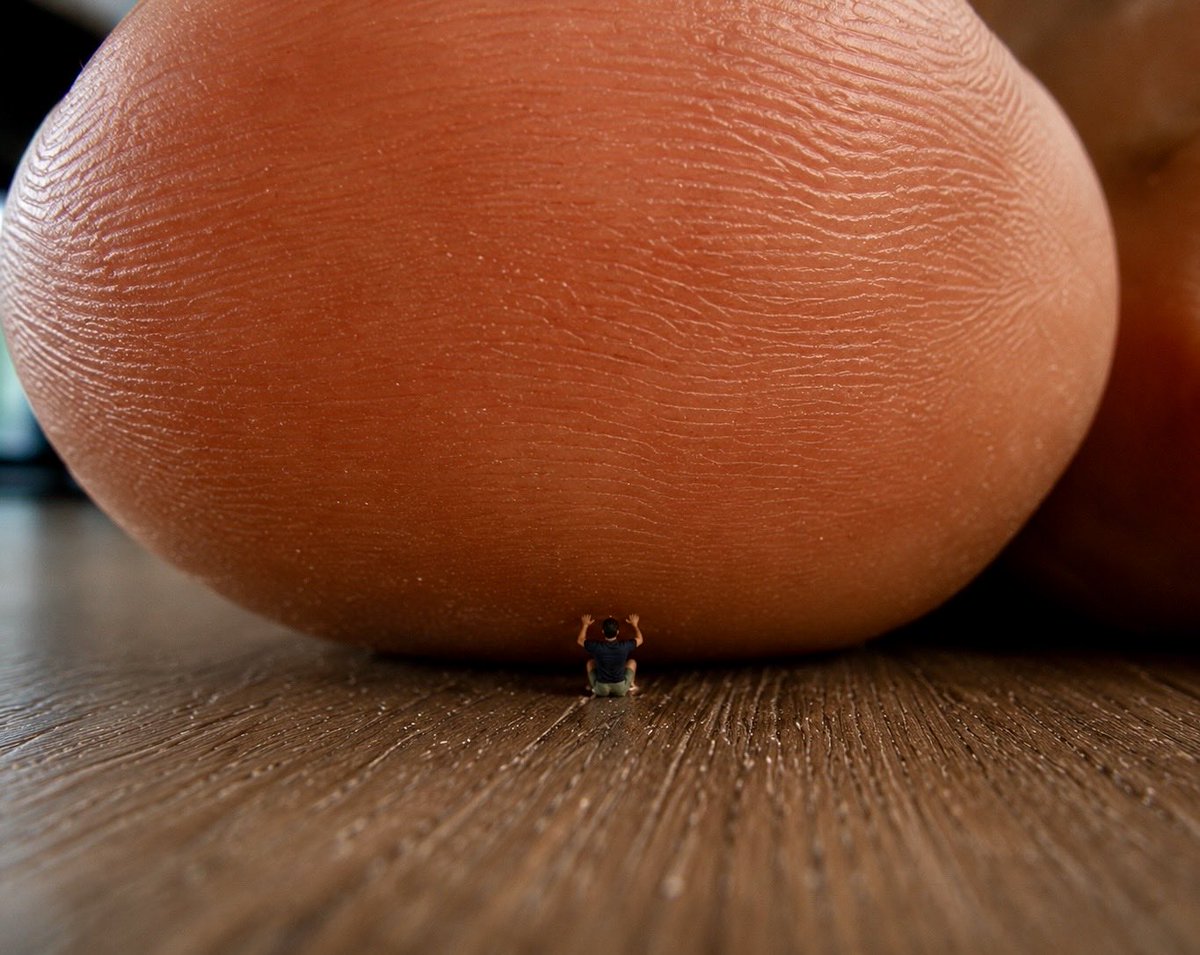JamesVt89's tweet photo. Unaware. The giant brought his big toe down dangerously close to the tiny man. The tiny man fell back. Now, was his chance. He began pounding on the big toe. No reaction from the giant. He began to shrink again. One wrong move and he’ll be crushed. https://t.co/2kaPSZYCKl