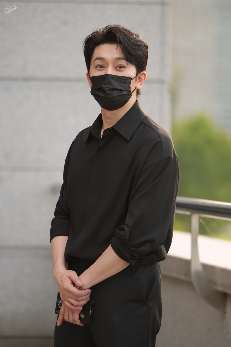 Ocane09746160's tweet photo. 260627🌙 더 아카이브 : 뮤지컬의 순간들 퇴근길    
#강필석 배우님 https://t.co/8f5SsZWhok