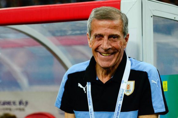 PasesUruguay's tweet photo. Sin entrar en polémicas, los resultados de los últimos dos mundiales solo agrandan aún más el legado del Maestro Tabárez. Con él, Uruguay volvió a ser competitivo a nivel Mundial: 2010 semis, 2014 octavos, 2018 cuartos de final. 

Antes y después, más fracasos que alegrías.

Lo más importante, formó un grupo de jugadores que daba todo por él y por la camiseta celeste. Sin egos, sin problemas internos. 

Creo que a la hora de apuntar al próximo DT, debemos buscar alguien que logre eso en los jugadores.