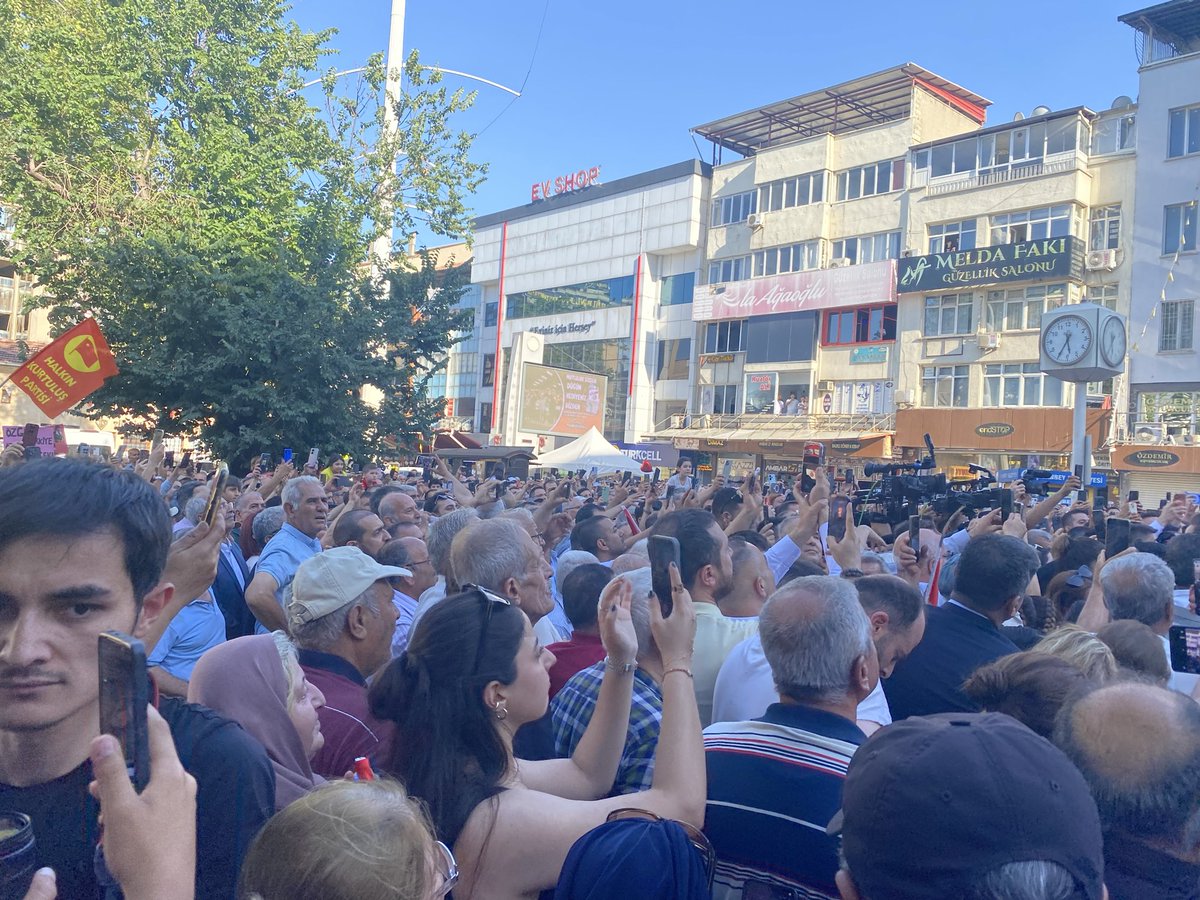 avyunusozmen's tweet photo. Genel başkanımız Sn. Özgür Özel’in balıklı meydanında halkla buluşması adeta mitinge dönüştü.
Binlerce Gaziantepli Özgür Özel’e sahip çıkıp, bağrına basıyor.
Binler tek bir ağızdan iktidar diye bağırıyor.

İktidar yürüyüşümüze seçilmiş genel başkanımızla devam edeceğiz ! https://t.co/UAPS7uFYcI
