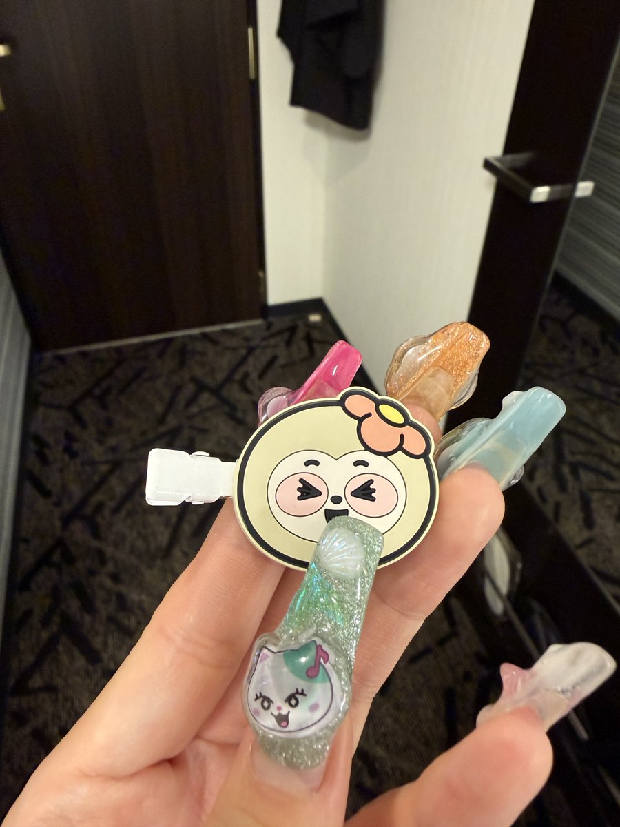 RiriMayu1113's tweet photo. 新大阪駅あたりでアノちゃんのヘアピン片方なくしました😭😭😭😭
���ョック😭😭😭😭
誰か拾ったWithU奇跡的にいたりしませんか？😭😭😭😭爆泣き
#WithU #推し旅  #NiziU https://t.co/581qzKJ4zq