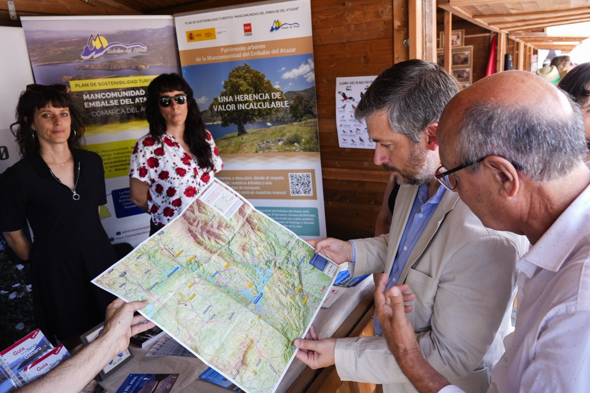 MA_GarciaMartin's tweet photo. La XXV edición de la Feria de la Sierra Norte reúne lo mejor de nuestros municipios: los productos locales, la tradición, la artesanía y la cultura.

Nuestros #PueblosConVida tienen mucho que contar y aún más que ofrecer.

Vente este fin de semana a La Cabrera y descubre todo lo que la Sierra Norte de Madrid tiene que ofrecerte.
