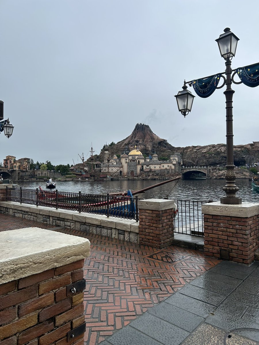 dobe0555's tweet photo. ダブル台風直撃の最中でディズニーシーに行って来たけど思ってたより雨風は弱くてしかも空いてるから意外と快適にパークを回れ��w台風詐欺？の時は穴日かも知れない笑 https://t.co/F7kA3pdAqR