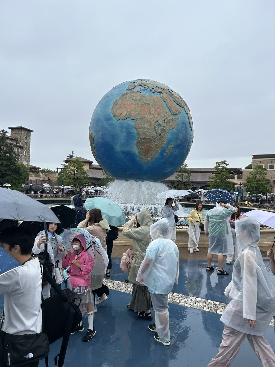 dobe0555's tweet photo. ダブル台風直撃の最中でディズニーシーに行って来たけど思ってたより雨風は弱くてしかも空いてるから意外と快適にパークを回れ��w台風詐欺？の時は穴日かも知れない笑 https://t.co/F7kA3pdAqR