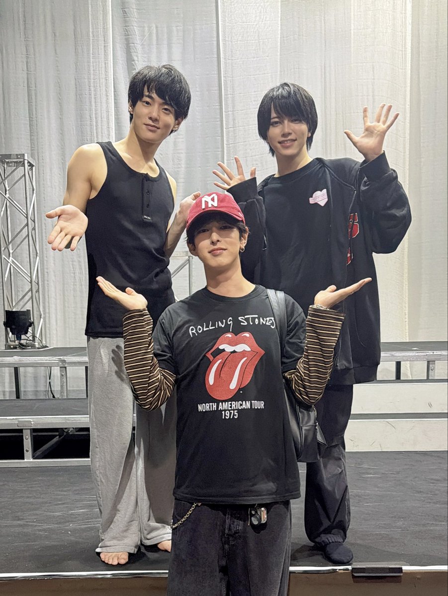 takeru_minato's tweet photo. AIアクションコメディ『Code:True』
今日もありがとうございました！

楚南くんと、トキくんが観劇に来てくれました！たくさん笑ってくれみたいで嬉しい😊

2人とも背が高すぎて改めてびっくり😮笑
 #codetrue https://t.co/XkbR4cqszE