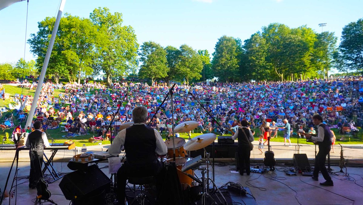 JoelLawsonDC's tweet photo. - This is the crowd at the Great American State Fair, 250th celebration in DC.
- And this is the crowd for a Beatles tribute band in Brentwood, Tennessee.
I rest my case. https://t.co/L2SntNn6pI