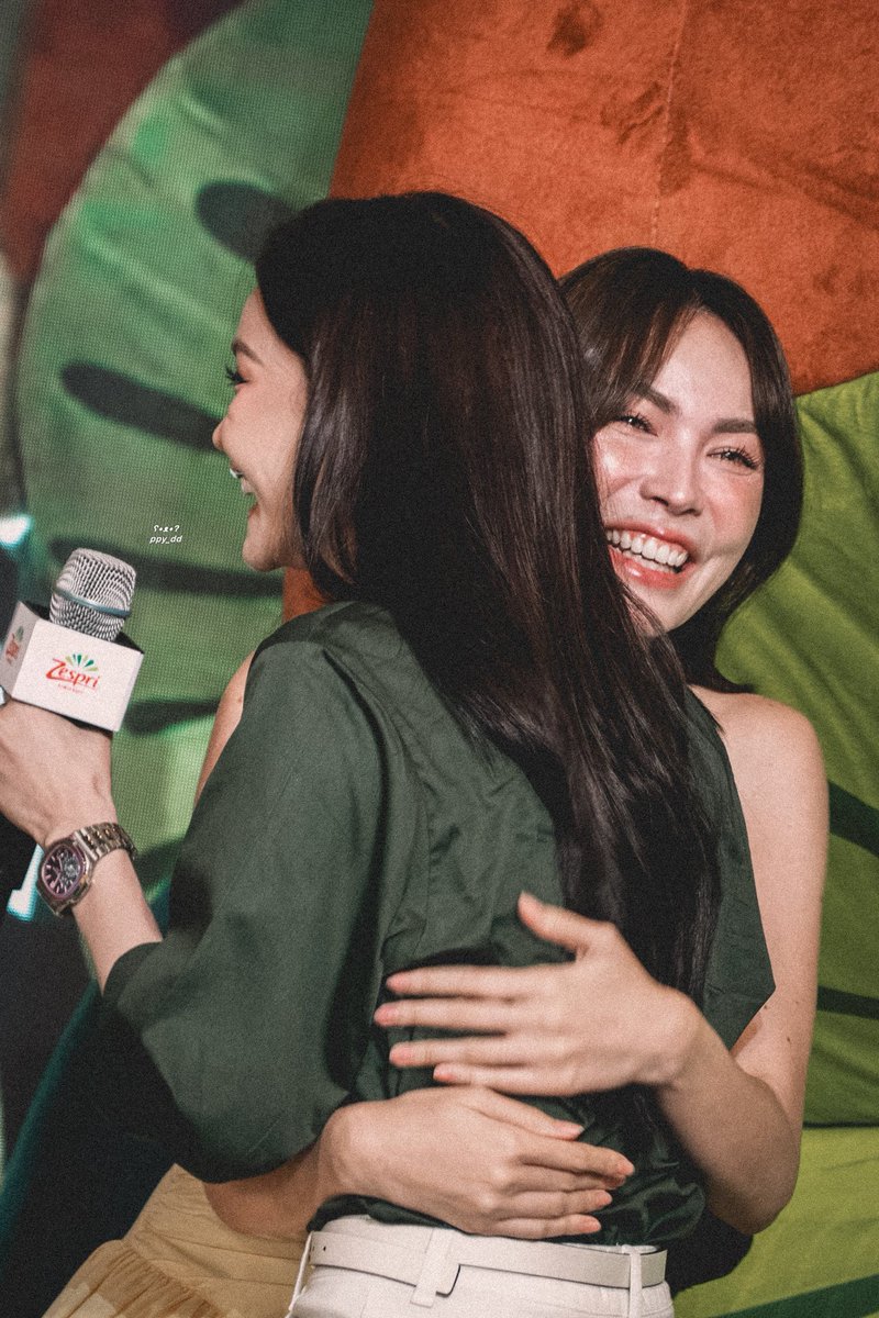 CamilaUM234's tweet photo. Esa sonrisa lo dice todo, por fin pudo disfrutar su sorpresa sin que ningun ser desagradable lo arruinase 🤍 tan pero tan feliz que estaba.

CL WITH ZESPRI KIWI 
#ZespriTHXCharlotte
#อิงล็อต #englot https://t.co/P01ykhlpyh
