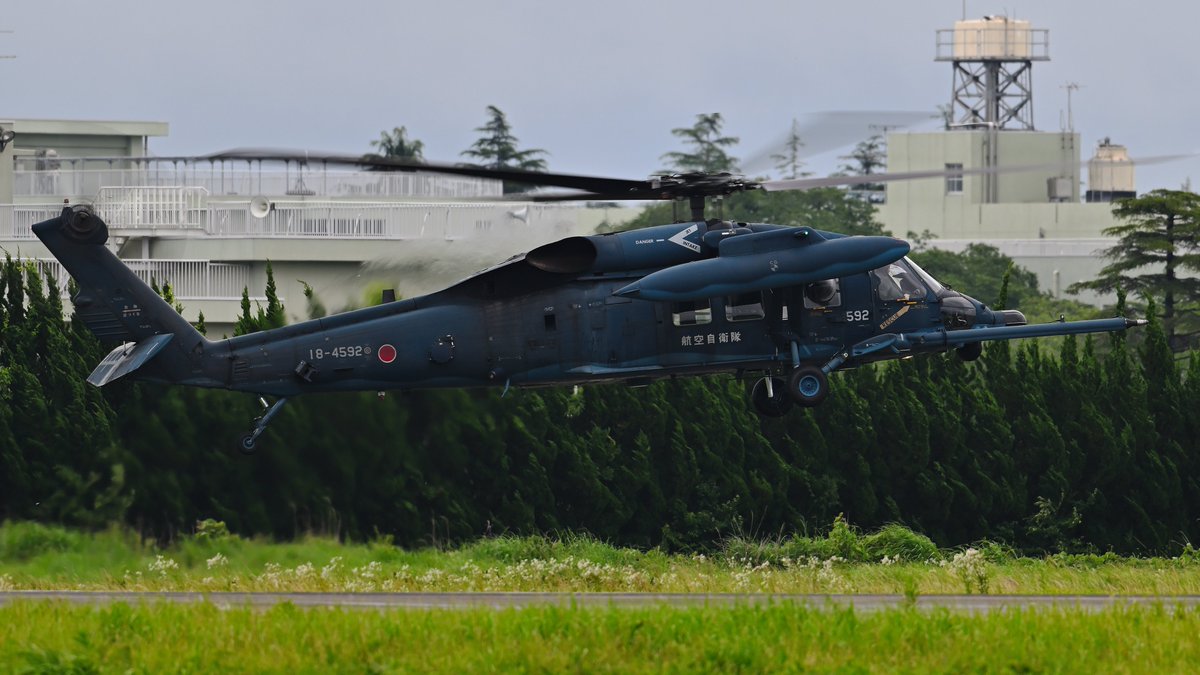 Asusan555's tweet photo. 雨の百里基地。
救難隊のUH-60J。

普段雨なんかじゃ撮影いかんけど
静かな基地に響くローター音は
なんか心に残るシーンでした。

#百里基地　＃百里救難隊　＃航空救難団 https://t.co/ISveoBZamz