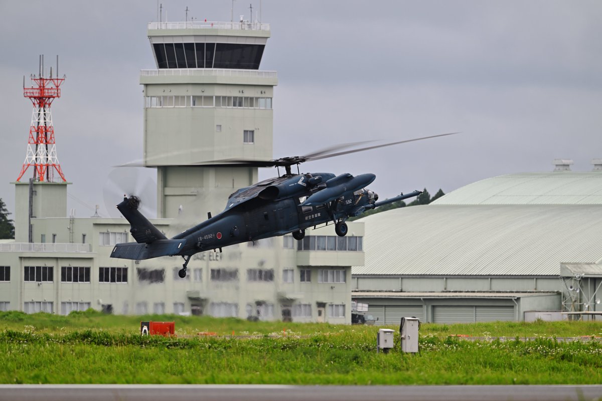 Asusan555's tweet photo. 雨の百里基地。
救難隊のUH-60J。

普段雨なんかじゃ撮影いかんけど
静かな基地に響くローター音は
なんか心に残るシーンでした。

#百里基地　＃百里救難隊　＃航空救難団 https://t.co/ISveoBZamz