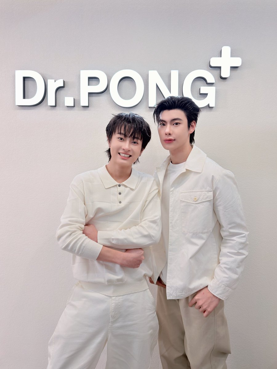 ilovemypinkypig's tweet photo. โทษนะ รูปนี้เหมือนพี่ธีร์เปิดคลินิกหมอฟันละเวฟเป็นแฟนหมอฟันมาแสดงความยินดีกับแฟนที่เปิดคลินิกอะ 55555555 https://t.co/HGVMSIrgya