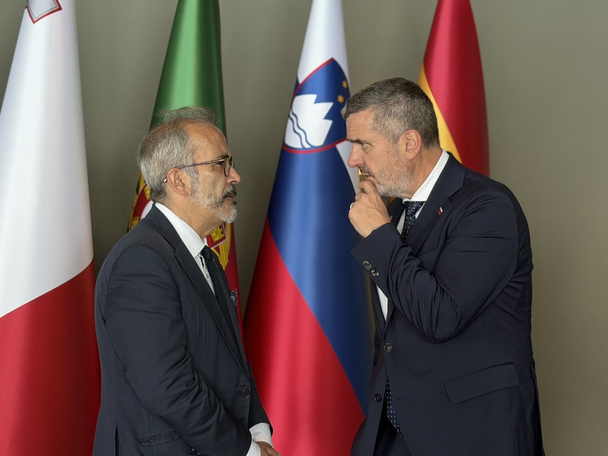 MZEZ_RS's tweet photo. Na delovnem kosilu #MED9 se je minister @TKajzer strinjal z MZZ 🇮🇹 & 🇭🇷, da je treba okrepiti konkurenčnost Evrope, s poudarkom na sodelovanju pristanišč v Severnem Jadranu.

#Slovenija 🇸🇮 podpira tesnejše sodelovanje v regionalnih in neformalnih pobudah, tudi v Pobudi treh morij #3SI, saj te dopolnjujejo evropske politike ter prispevajo k večji varnosti, odpornosti in povezljivosti Evrope.

Poudaril je tudi pomen pobude #GlobalGateway, širitve 🇪🇺 ter sodelovanja na področju izobraževanja.

#MED9 ostaja pomembna platforma za krepitev odpornosti, varnosti in povezljivosti Evrope.