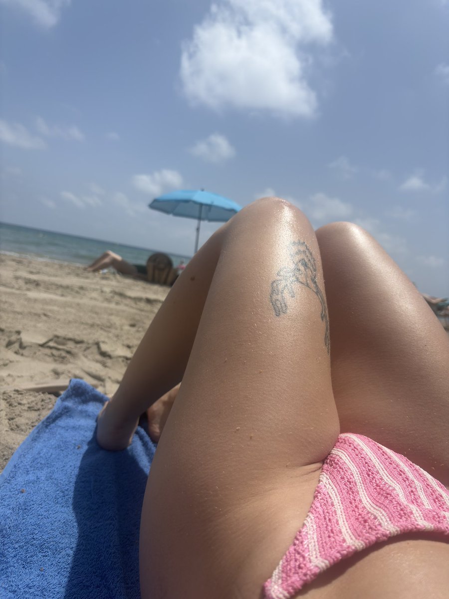 goddesestela's tweet photo. Quiero ver mis notificaciones sonar mientras me relajo en la playa 💸 https://t.co/y7wrbhTyuT