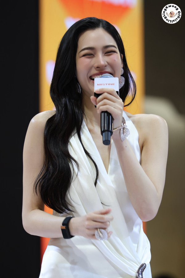London0818's tweet photo. @KwongTrendology @linglingsirilak พี่หลิงคนสวยขาาา🥺💖

LING PRESENTER MISTINE
#MistineUltimateMomentxLingling 
#Linglingkwong‌ #หลิงหลิงคอง‌ 
@linglingsirilak https://t.co/Wccp7S01Wx